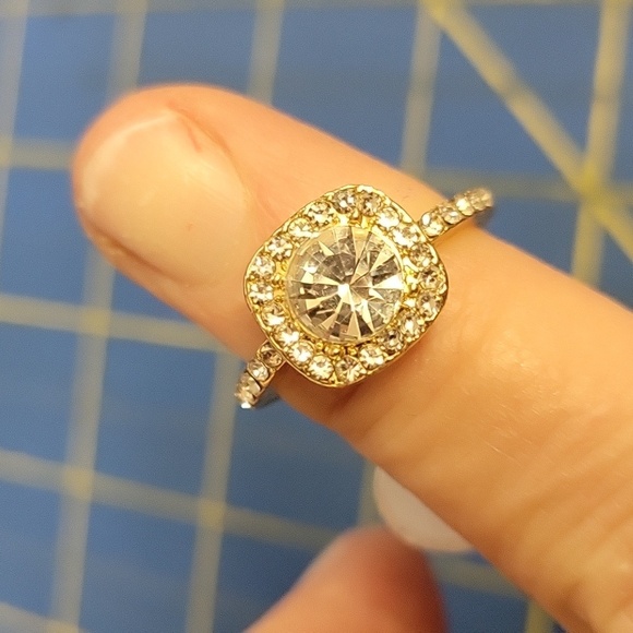 Diamond & Square Rhinestone Setting Gold Tone Ring Size 7 - Picture 1 of 5